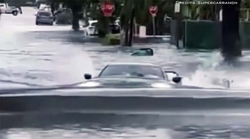 水没しながら走る車