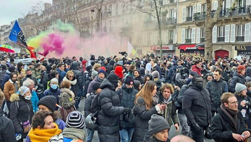 フランスの年金改革反対デモ