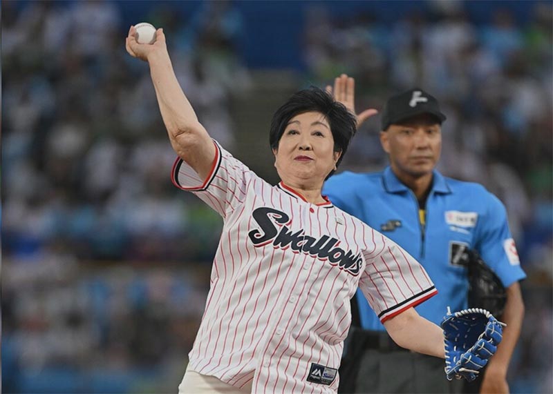 小池都知事ヤクルト戦始球式で骨折