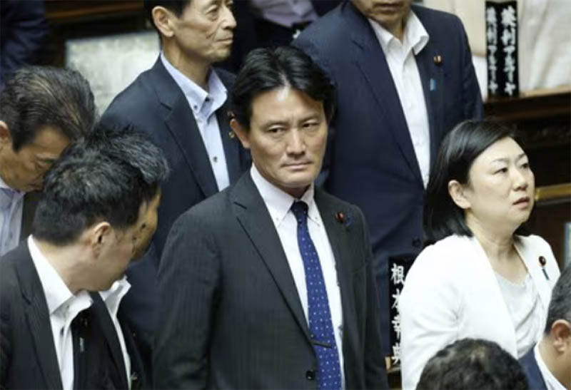 衆院本会議で解任決議案が可決され、厳しい表情を見せる自民党の井林辰憲・衆院財務金融委員長（中央）＝１８日午後、国会内