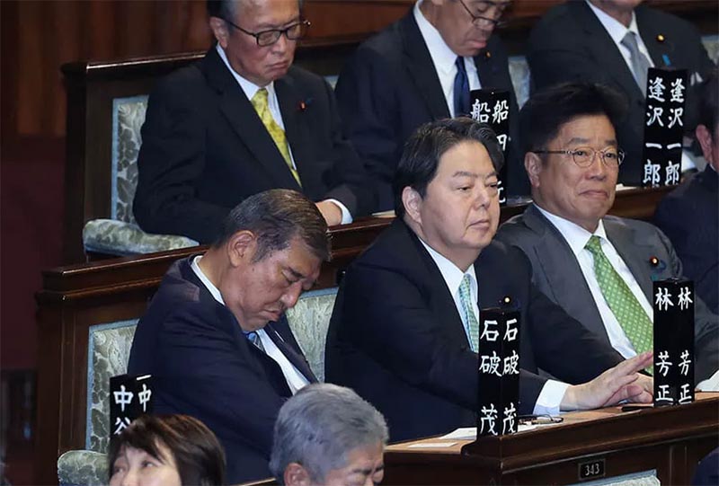 居眠りする石破首相