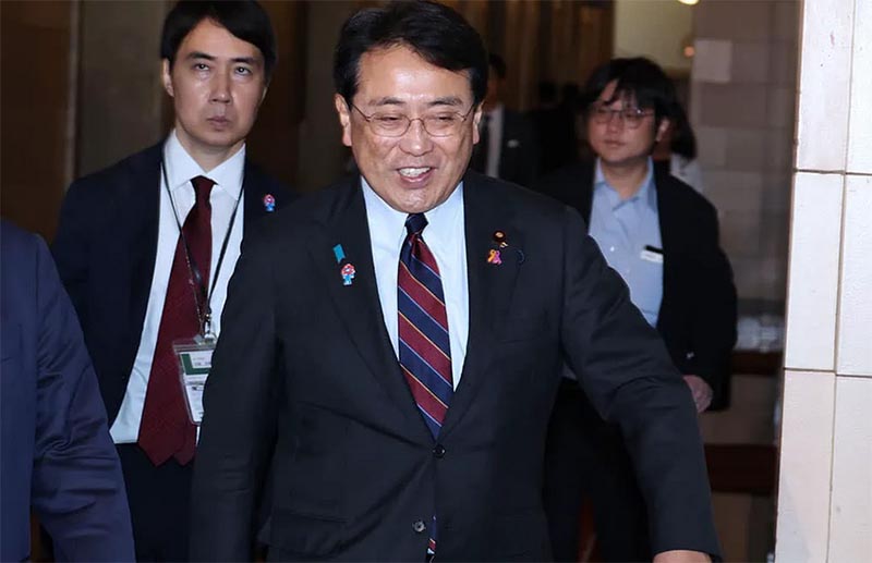 笑顔の赤澤大臣