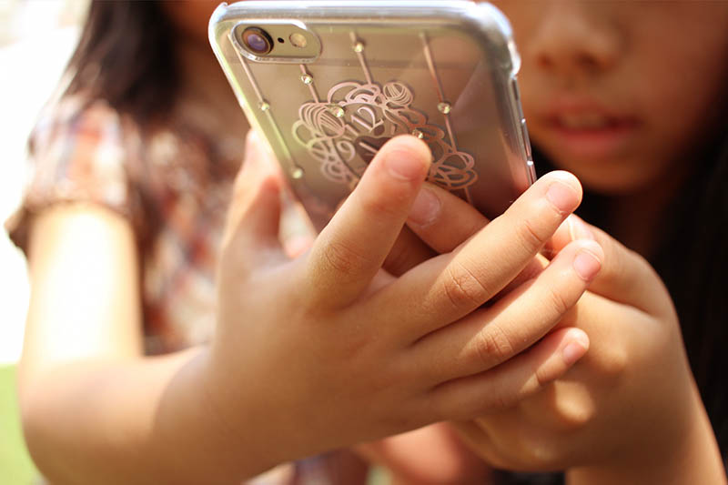 子どもにスマホ