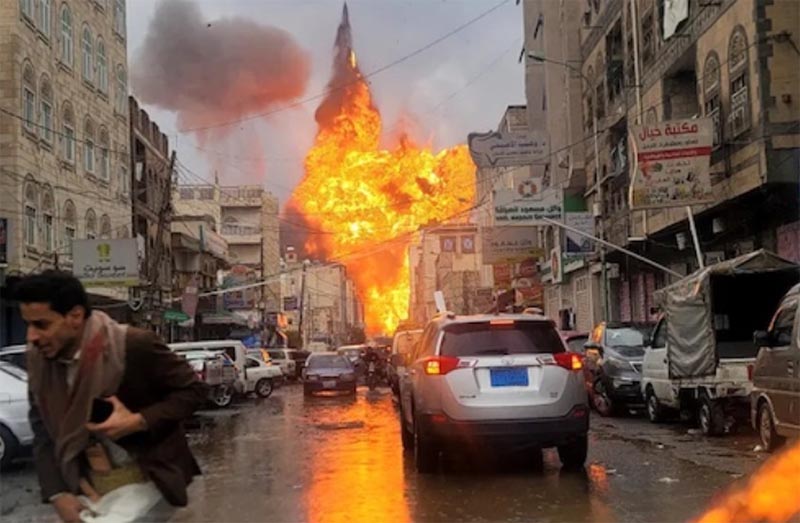 イスラエルの空爆で燃え上がるイエメン首都