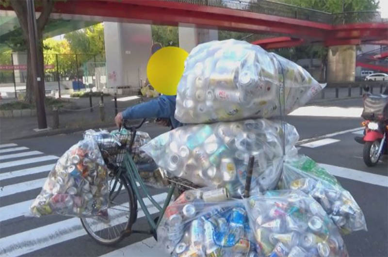 アルミ缶収集で栄奎を立てている人