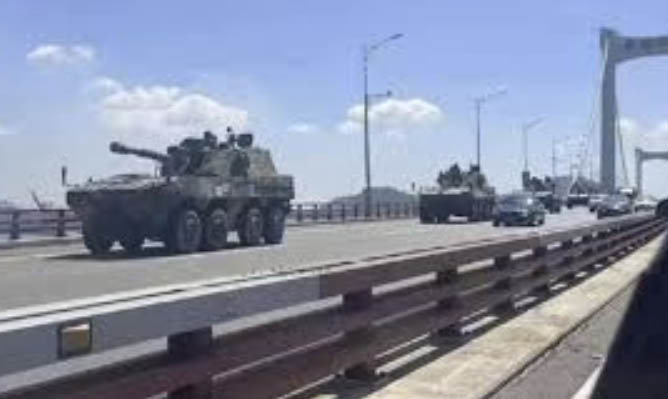 北京へ移動中の軍用車両