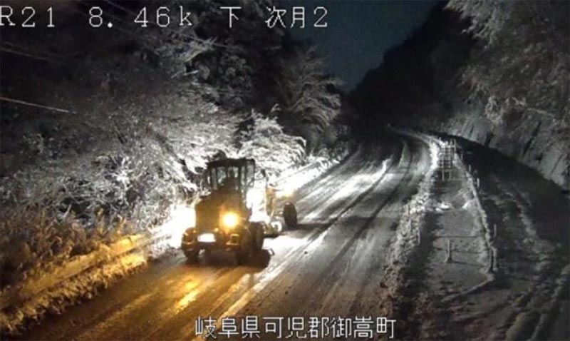 雪道でノーマルタイヤではs里スタックするハイエース