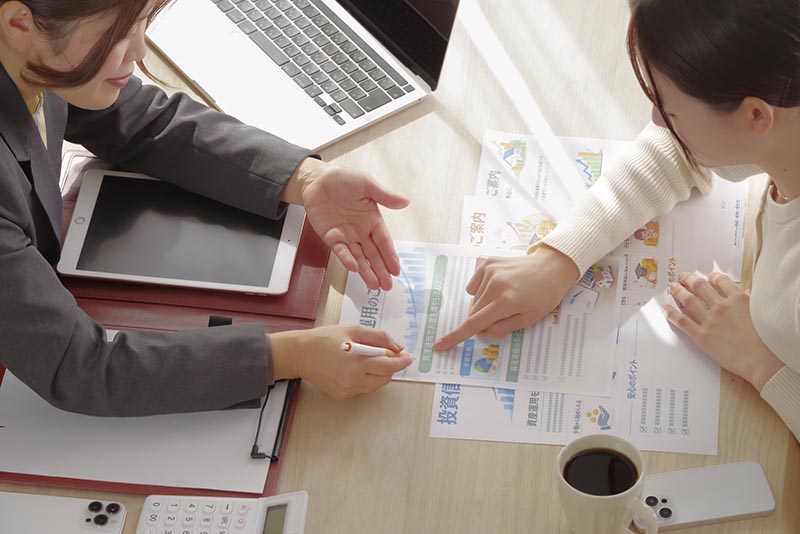 医療保険の説明を受ける患者