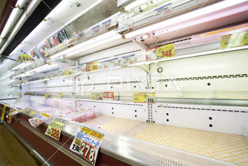 スーパーの棚が空になる