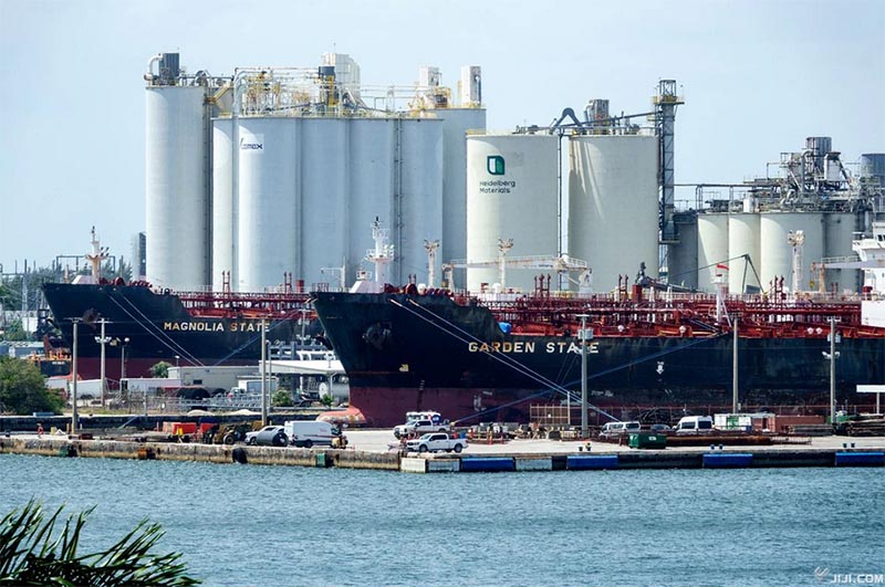 米フロリダ州フォートローダーデールの港に停泊するタンカー＝１４日（ＥＰＡ時事）