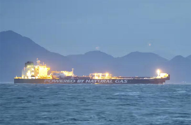 停泊する太陽石油のボイジャー号