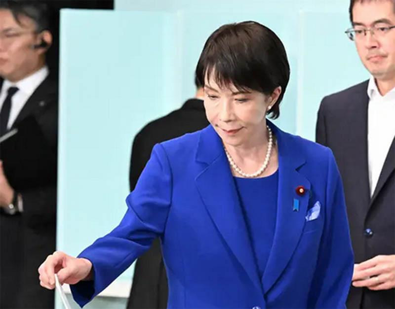 総裁選で投票する高市氏