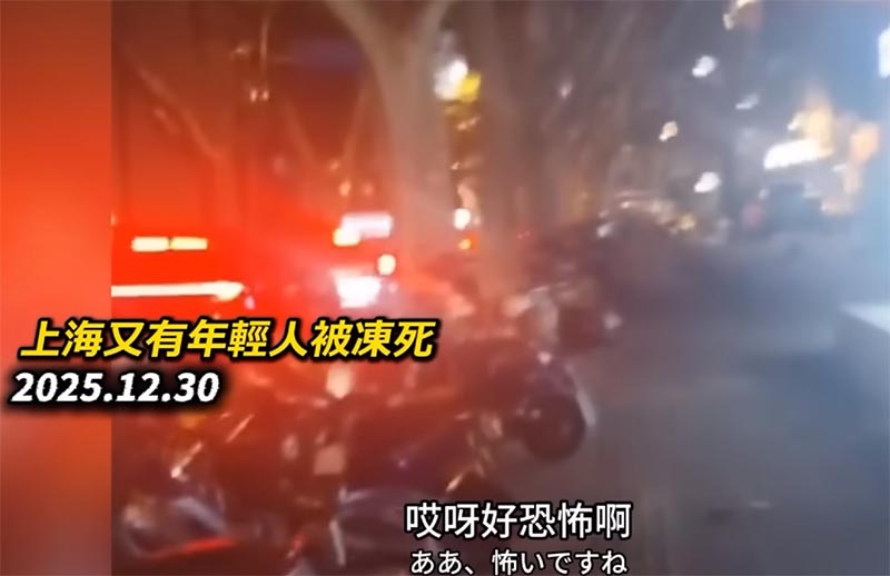 中国の路上で凍死する人々