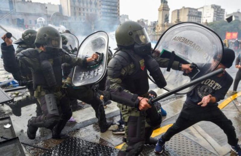 アルゼンチンで国に抗議押し衝突する国民